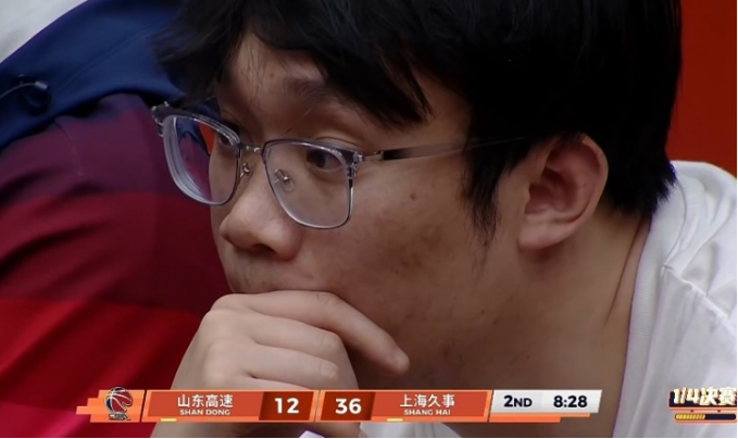 华体会在线登录-残暴!上海吊打山东半场领先26分 王哲林重摔丁彦雨航观战沉默