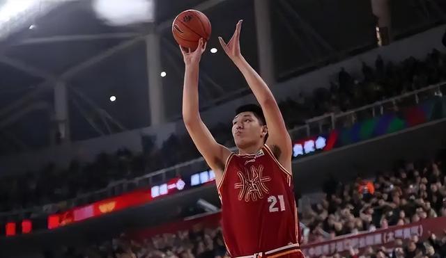 华体会真人娱乐-刘传兴坐冷板凳引猜想,广东旧将回归,能否补上内线短板